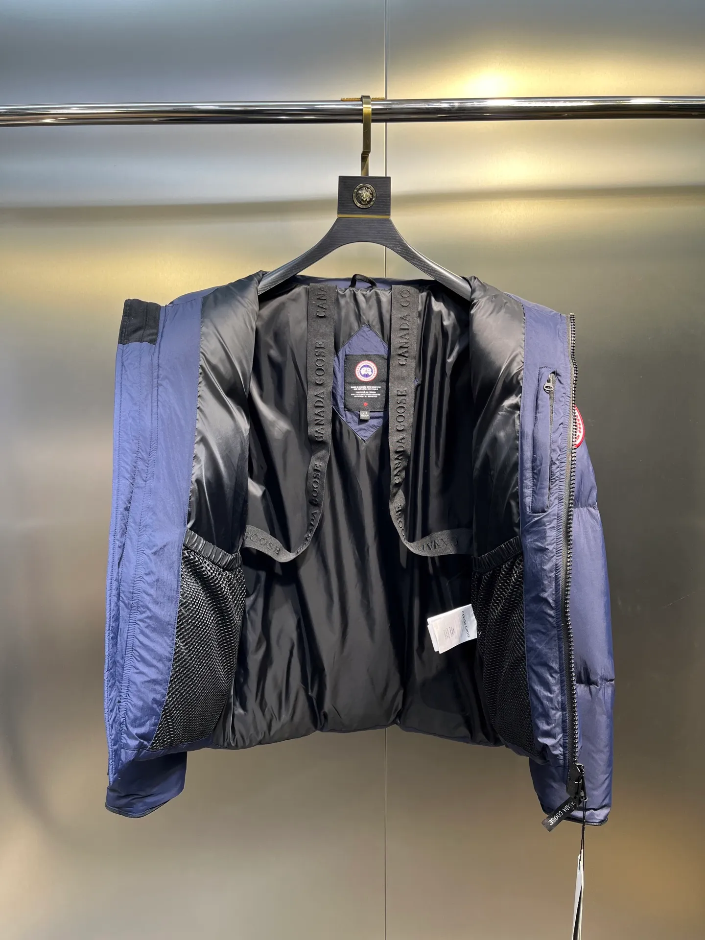P800 Canada gooes】Large Goose Sleeve Stand Collar Down Jacket The Lawrence Down Jacket provides essential protection for everyday adventures. Delicately soft fabric, this is a water-repellent fabric that is soft to the touch yet durable. Filled with extremely fluffy white duck down. This piece has a quilted body and structured down. Padded collar and reflective double-stripe grip tape. Extended hem and tucked-in inner rib-knit cuffs.  Size: XS-2XL